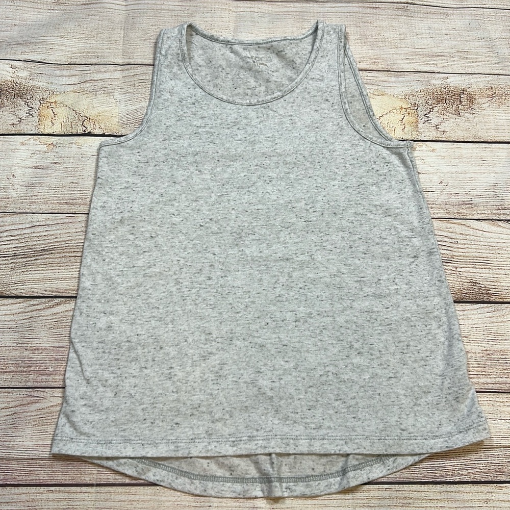 Girls‎ gray tank top.